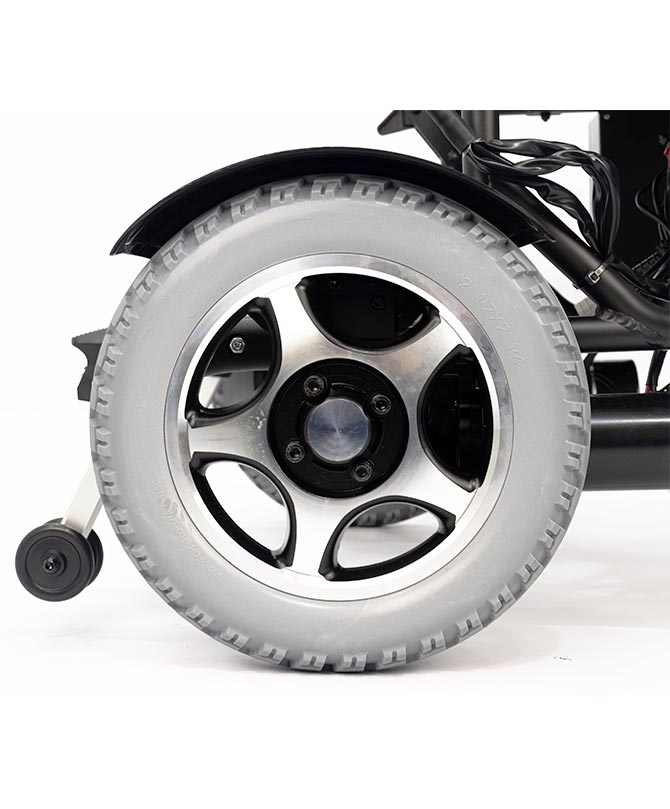 Roda traseiras em liga de alumínio com pneus em poliuretano que não furam e não esvaziam