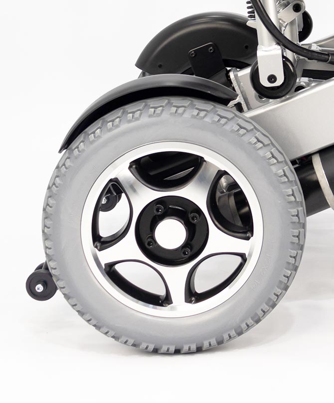 Roda traseira em alumínio e pneu em poliuretano não fura e não esvazia